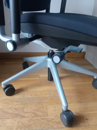 Silla ergonómica de oficina azul y negra