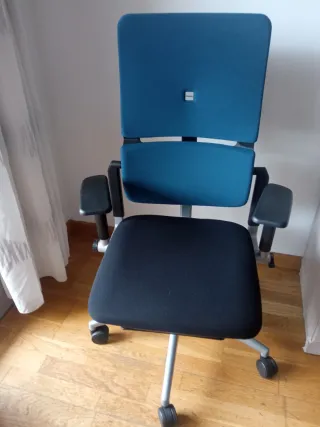Silla ergonómica de oficina azul y negra