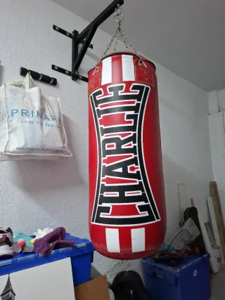 Saco de boxeo CHARLIE rojo y blanco