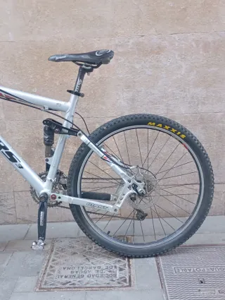 Bici doble suspension Giant NRS frenos hidráulicos