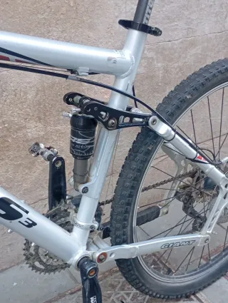 Bici doble suspension Giant NRS frenos hidráulicos