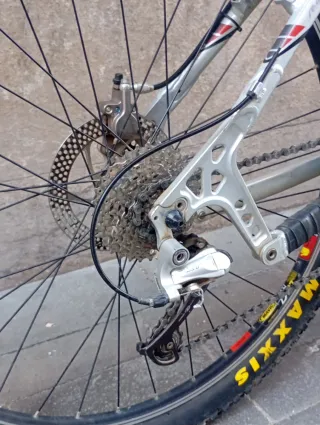 Bici doble suspension Giant NRS frenos hidráulicos