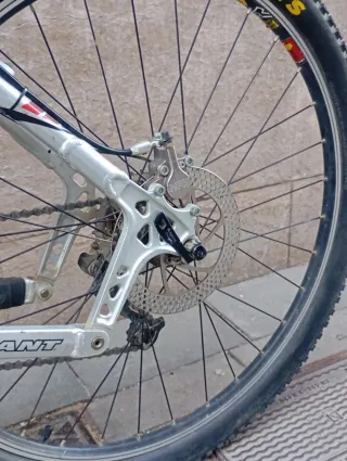 Bici doble suspension Giant NRS frenos hidráulicos