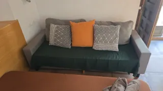 Sofá tela verde y naranja