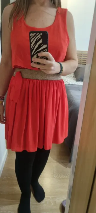 Vestido color coral con cinturón dorado