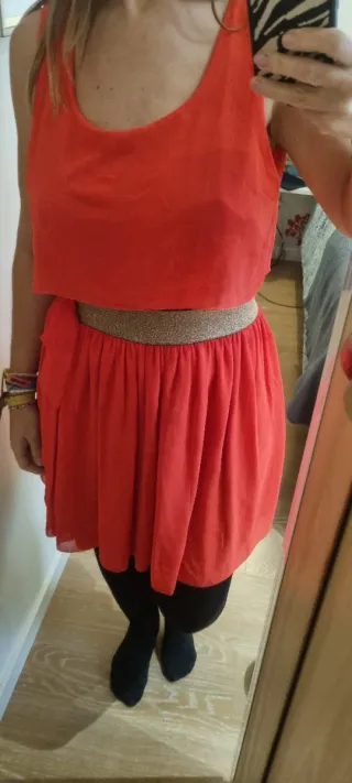 Vestido color coral con cinturón dorado