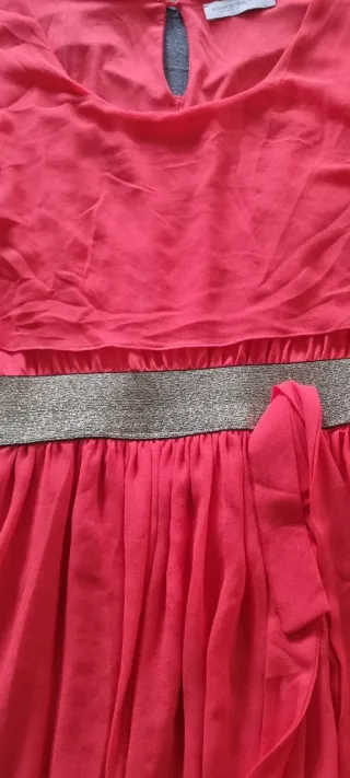 Vestido color coral con cinturón dorado