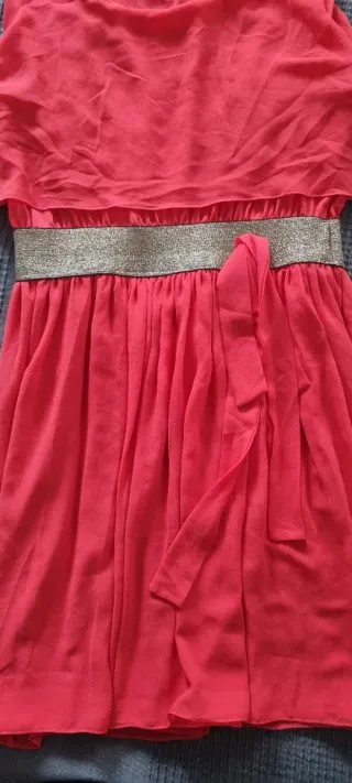 Vestido color coral con cinturón dorado