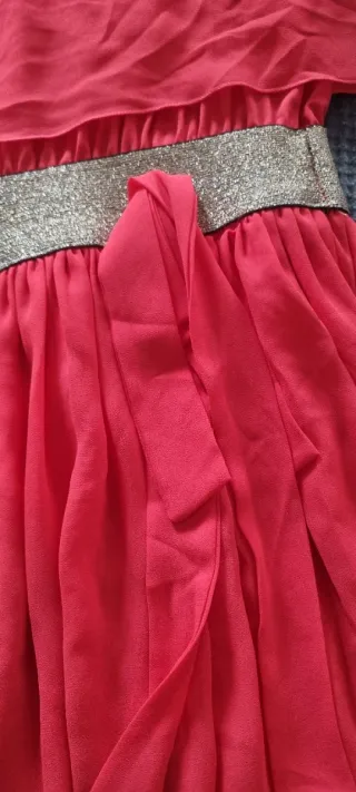 Vestido color coral con cinturón dorado