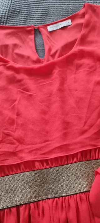 Vestido color coral con cinturón dorado