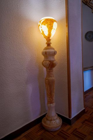 Lámpara de pie vintage de piedra y cristal