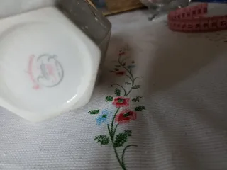 Jarrón de porcelana con detalles dorados