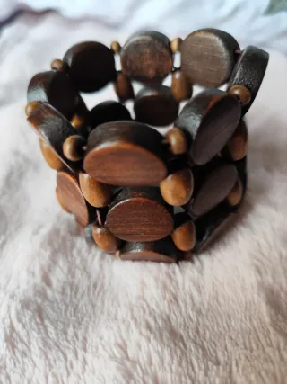 Pulsera de madera marrón