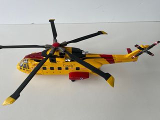 Helicóptero de juguete amarillo