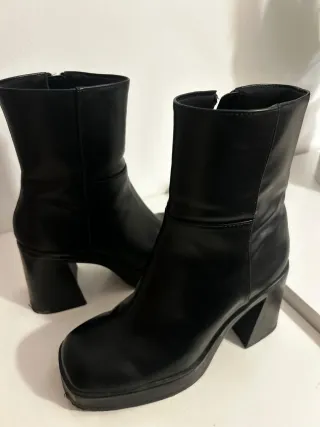 Botines negros con cremallera