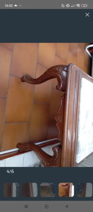 Mesa baja antigua de madera y mármol