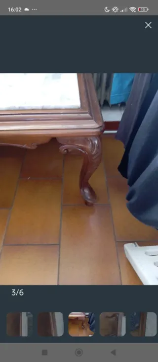 Mesa baja antigua de madera y mármol