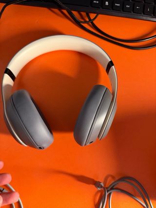 Auricolari Beats Studio Pro Grigi e Bianchi