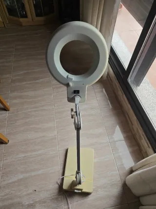 Lámpara de pie con lupa y luz