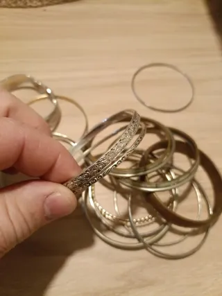 Lote de pulseras doradas y plateadas