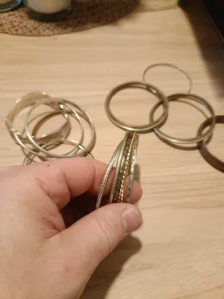 Lote de pulseras doradas y plateadas