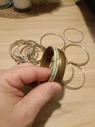 Lote de pulseras doradas y plateadas