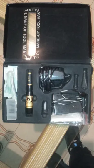 Estuche de pluma negra con león