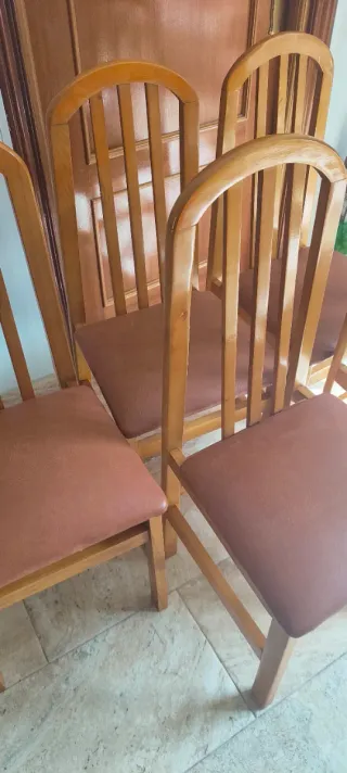 Juego de 5 sillas de madera y piel