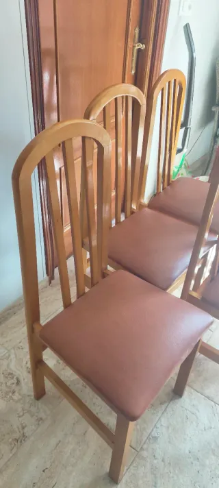 Juego de 5 sillas de madera y piel