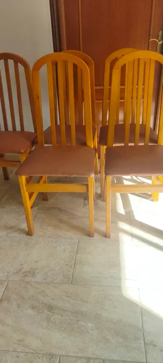 Juego de 5 sillas de madera y piel