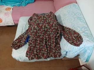 Vestido floral negro y rojo