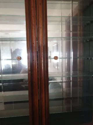 Vitrina de madera con puertas de cristal