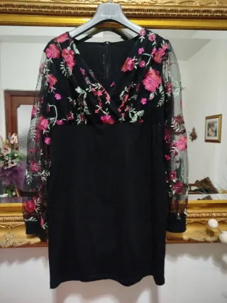 Maglia lunga nera con fiori rosa