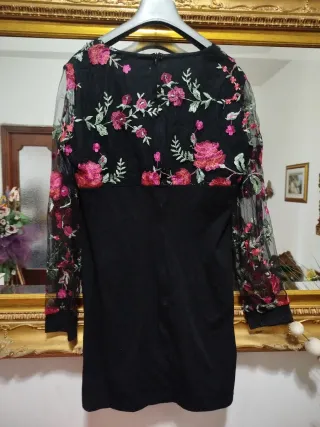 Maglia lunga nera con fiori rosa