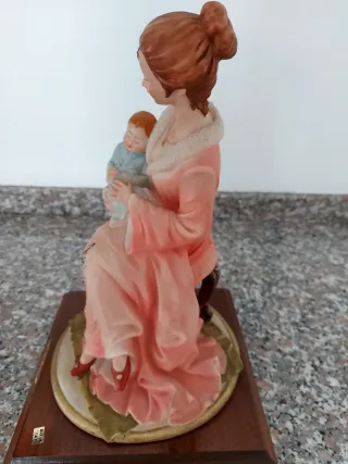 Statua madre e figlio in ceramica