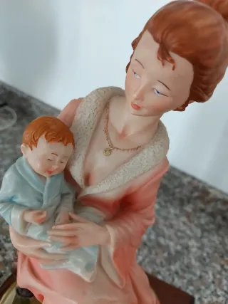 Statua madre e figlio in ceramica