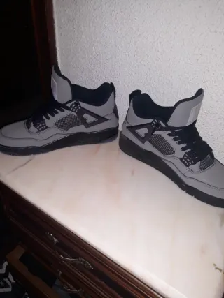 Jordan 4 Gris y Negro