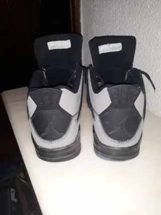 Jordan 4 Gris y Negro