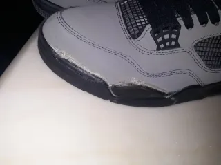 Jordan 4 Gris y Negro