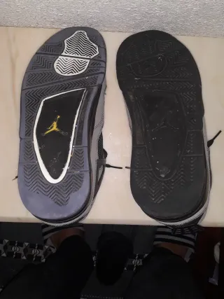 Jordan 4 Gris y Negro