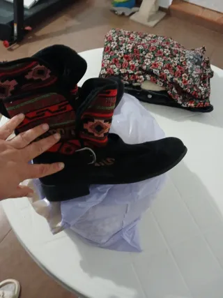 Botas negras con estampado étnico