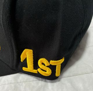 Gorra Pirelli Negra con Detalles Dorados