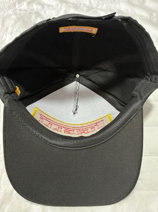 Gorra Pirelli Negra con Detalles Dorados