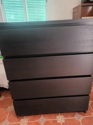 Cajonera negra de madera..