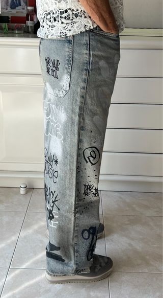 Pantalón vaquero graffiti
