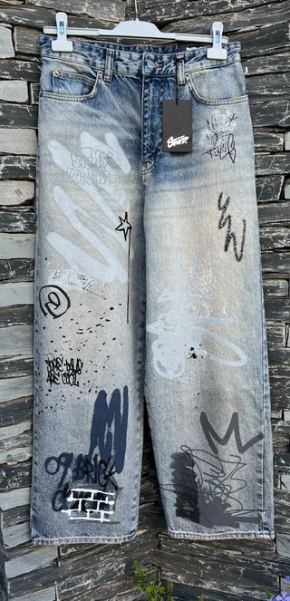 Pantalón vaquero graffiti