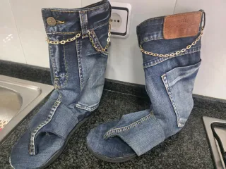 Sandalia Bota Vaquera con Cadena Dorada