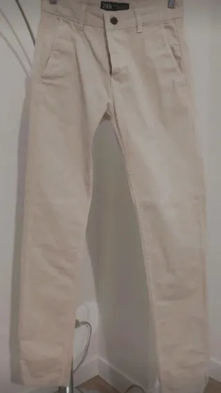 Pantalón chino Zara chico beige