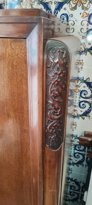 Armario de madera clásico