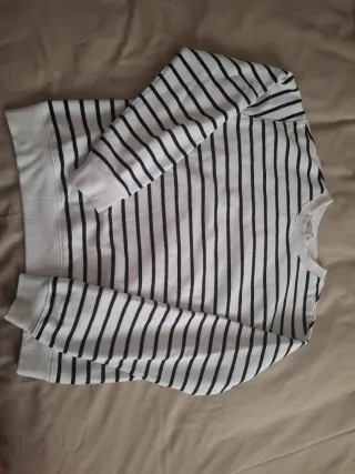 Sudadera de rayas blancas y negras